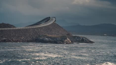 Die-Storseisundet-brücke-An-Der-Atlantic-Road-Erhebt-Sich-über-Den-Turbulenten-Wassern