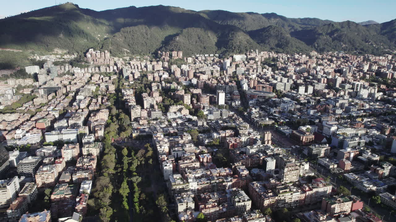 una vista aérea de las casas que rodean las calles de la ciudad de bogotá, colombia