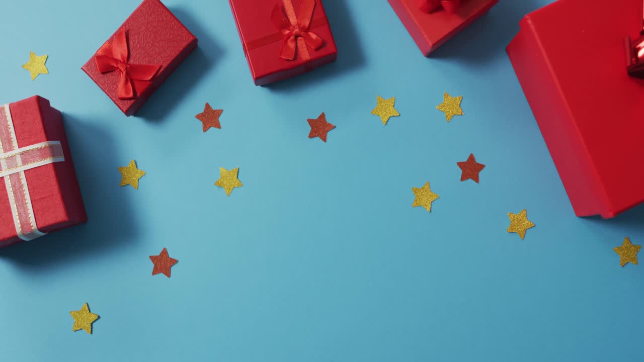 video de decoraciones de navidad con regalos y copia de espacio sobre fondo azul
