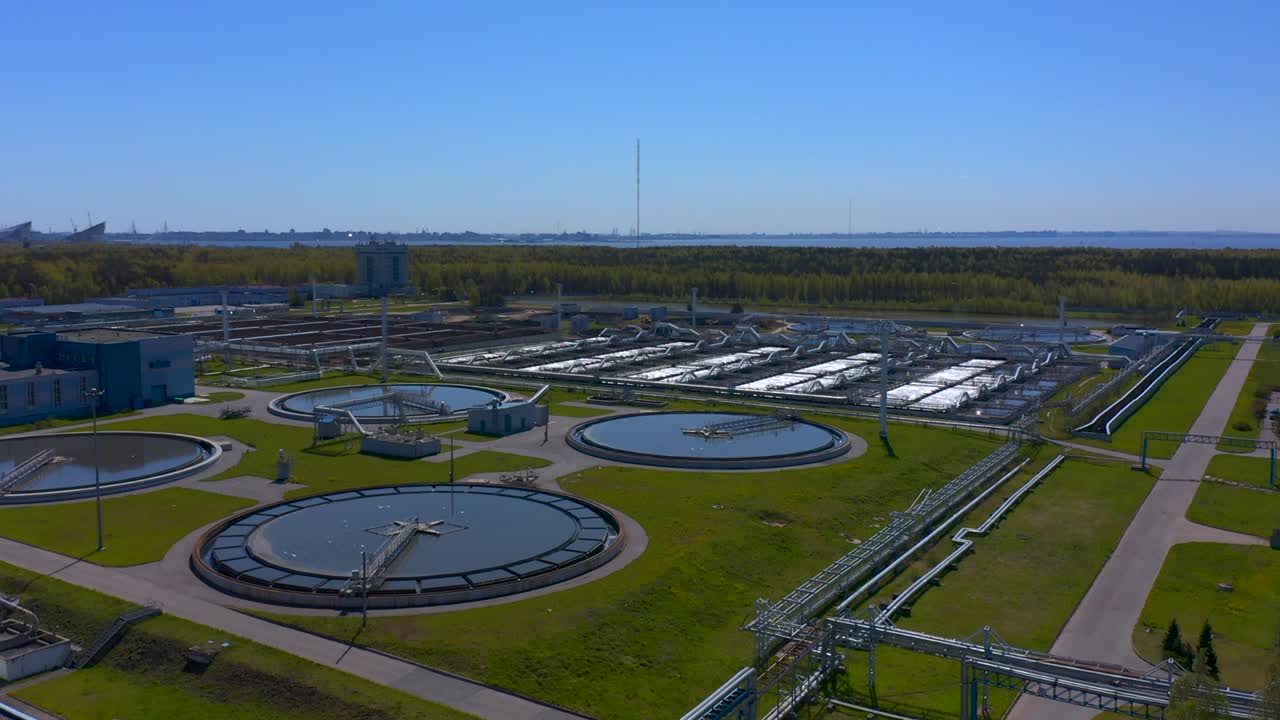 처리 시설, 핑 스테이션 및 식수 공급의 공중 전망.