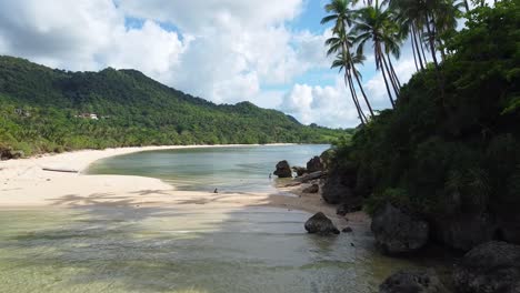 Ruhige-Bucht-Mit-Weißem-Sand-Auf-Einer-Tropischen-Insel