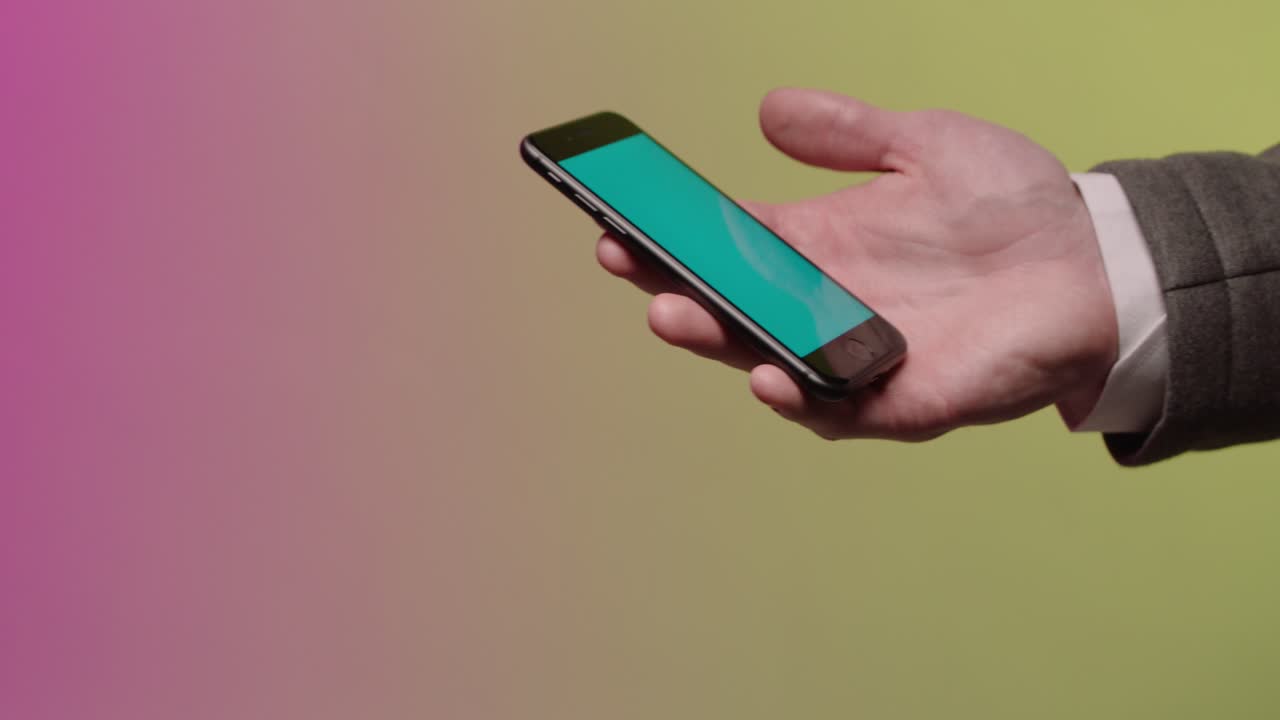 hombre con un teléfono inteligente