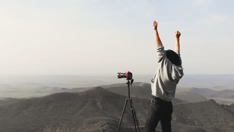 atractivo caucásico fotografiando montañas con dslr con alegría