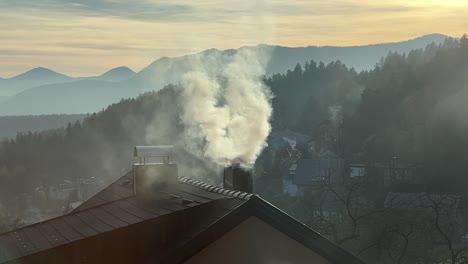 Cámara-Lenta-De-Humo-Blanco-Procedente-De-Una-Chimenea-Mientras-Se-Quema-Madera-Para-Calentar-En-Invierno