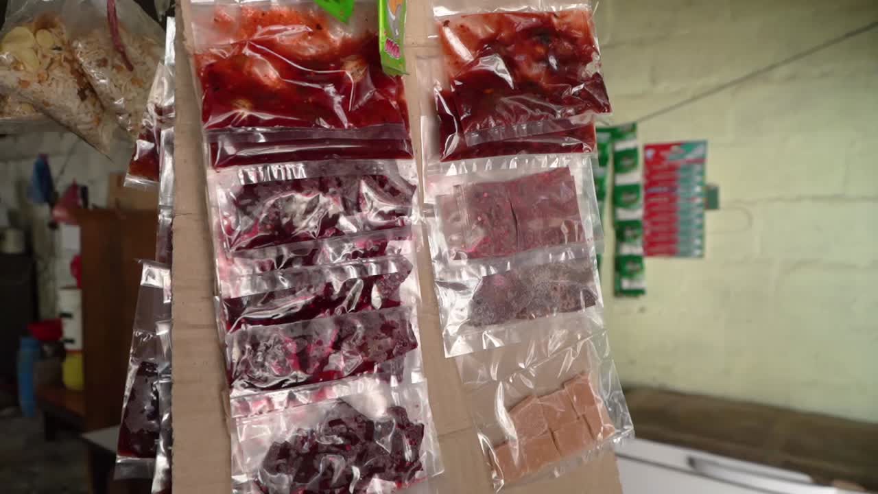 카트만두, 네팔-4에 있는 작은 현지 스낵 가게의 네팔 스낵