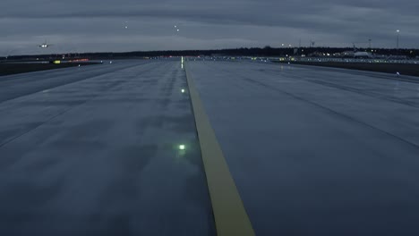 avión está viajando por la pista de un aeropuerto