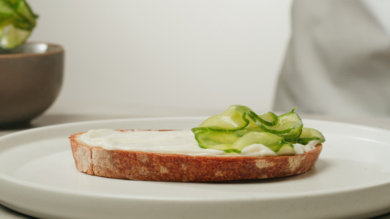 Toast con formaggio spalmabile e cetriolo