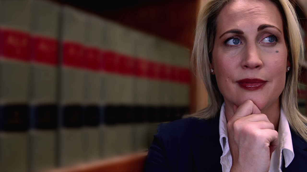 카메라를 바라보는 도서관 관리자