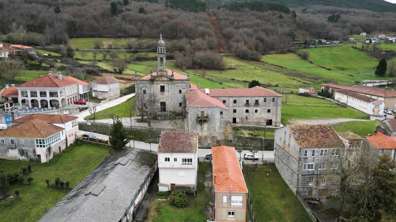 retiro aéreo desde delante del monasterio de santa maría de xunqueira en un día nublado
