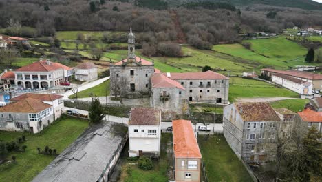 Retirada-Aérea-Desde-Frente-Del-Monasterio-De-Santa-María-De-Xunqueira-En-Un-Día-Nublado