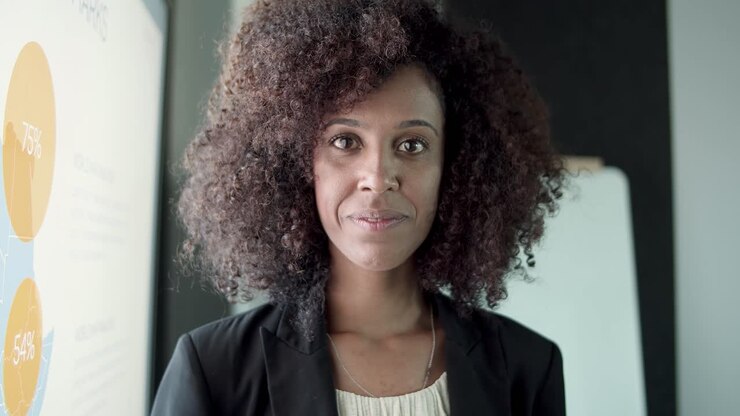 Portrait de jolie femme d'affaires afro-américaine dans un bureau