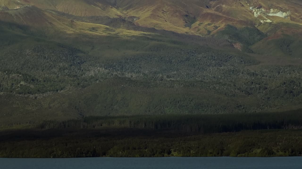 fotografía del monte tongariro visto desde el lago rotoaira en nueva zelanda.
