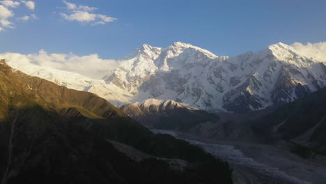 Toma-Aérea-De-Nanga-Parbat-Con-Un-Glaciar-En-El-Valle,-Prados-De-Hadas-De-Pakistán,-Toma-Panorámica-Cinematográfica-De-Drones