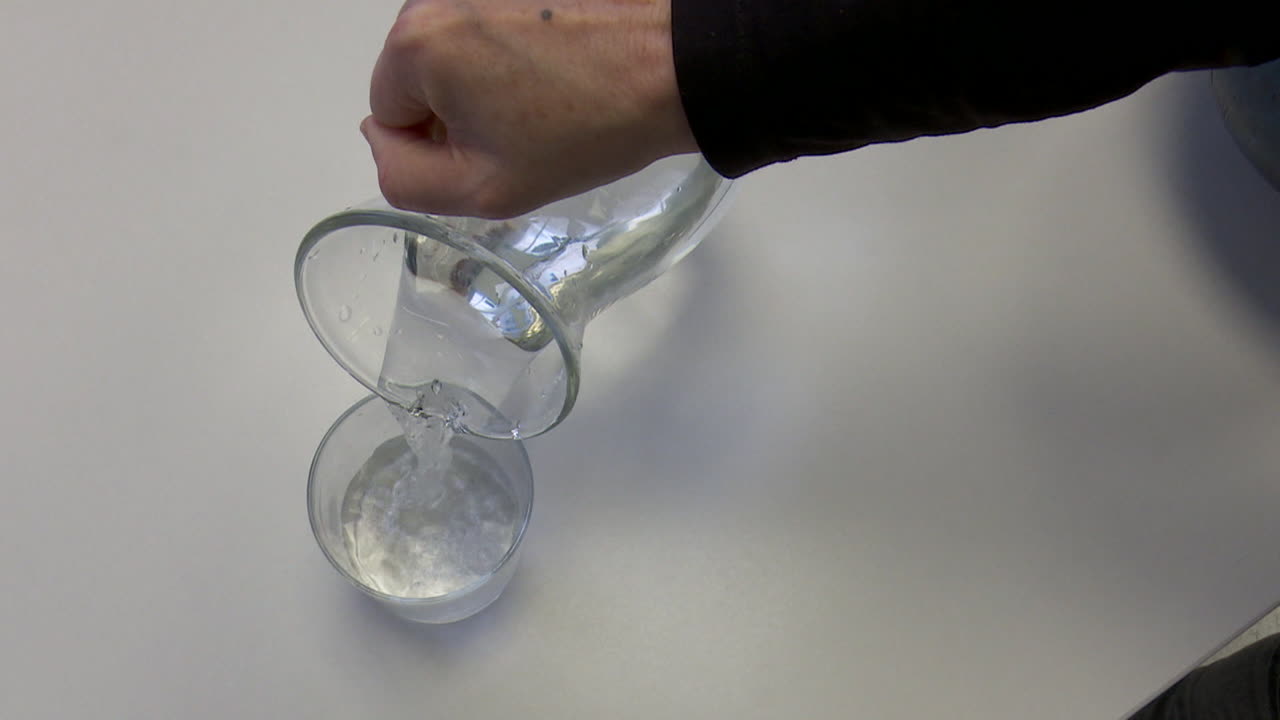 vertiendo agua en un vaso