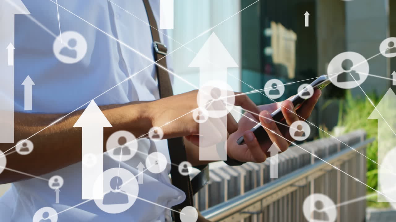 red de iconos de perfil y flechas que se mueven hacia arriba contra la sección media del hombre que usa un teléfono inteligente