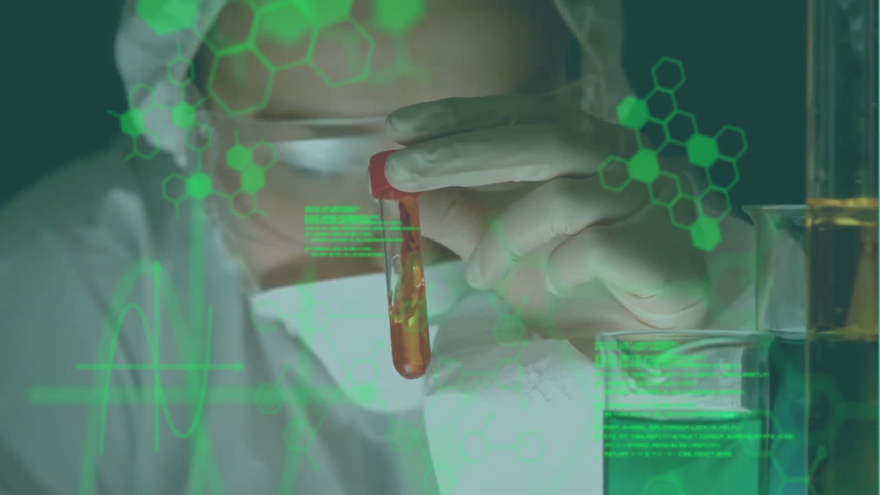 animación de procesamiento de datos y fórmula química sobre científica caucásica con tubo de ensayo