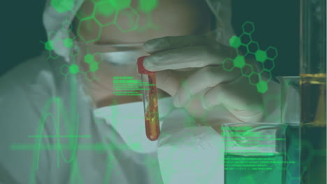 animación de procesamiento de datos y fórmula química sobre científica caucásica con tubo de ensayo