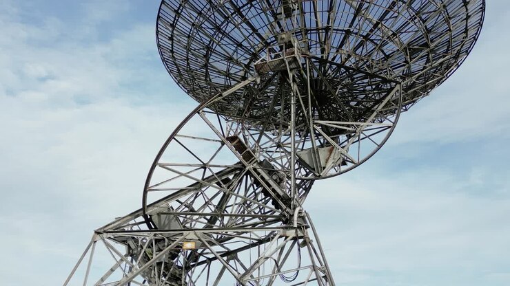 воздушный снимок крупным планом современной антенны радиотелескопа в радиоастрономической обсерватории мулларда - телескоп длиной в одну милю