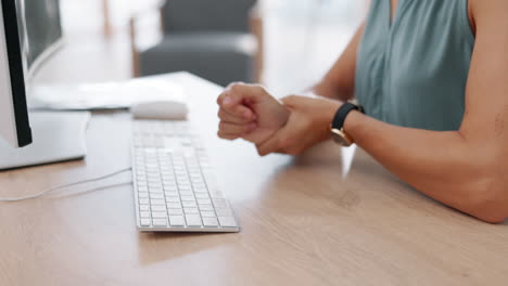 mujer de negocios, manos y dolor en la muñeca al escribir