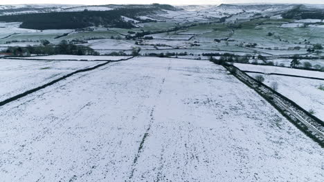 Vuelo-De-Drones-Con-Escena-De-Nieve-De-North-York-Moors,-Castleton,-Westerdale,-Rosedale,-Vuelo-Sobre-Danby-Dale-Desde-Las-Paredes-De-Oakley,-Frío-Invernal-Y-Nubes-Malhumoradas,-Fantasma-4,-Clip-8