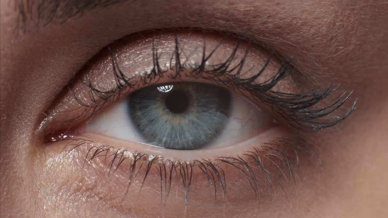 macro de cerca apertura del ojo humano iris hermoso ojo azul concepto de conciencia de la vista saludable