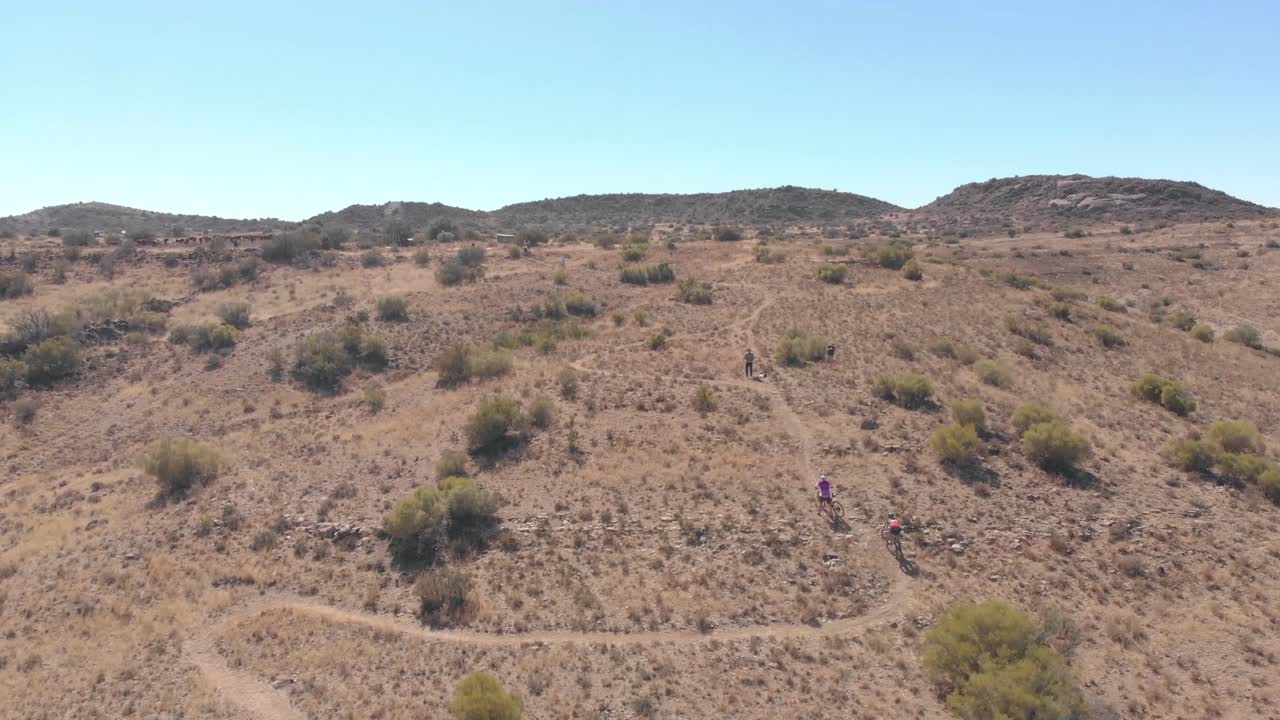 movimiento de foque aéreo de un ciclista de montaña escalando una sola vía