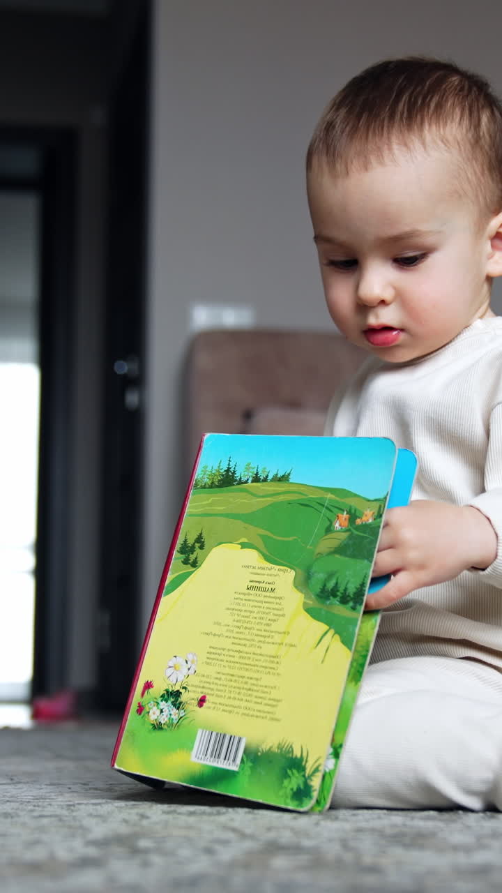 Bambino che legge un libro