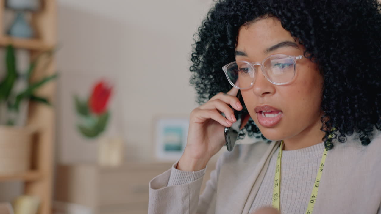 Moda, designer e imprenditore al telefono