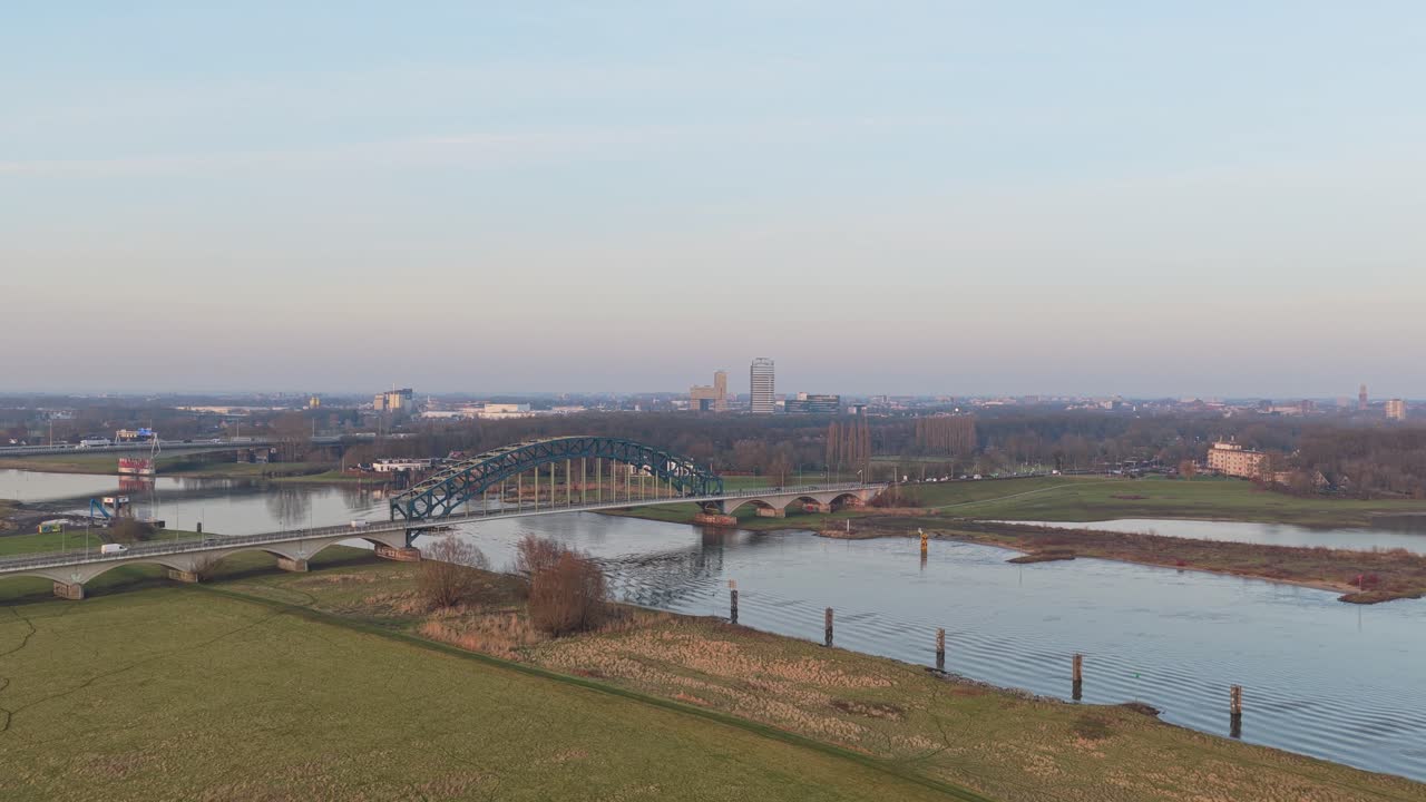 Traffico sul ponte ferroviario IJsselbrug a Zwolle, Paesi Bassi