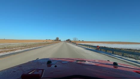 Punto-De-Vista-Fuera-De-La-Ventana-Del-Conductor-Cielo-Azul