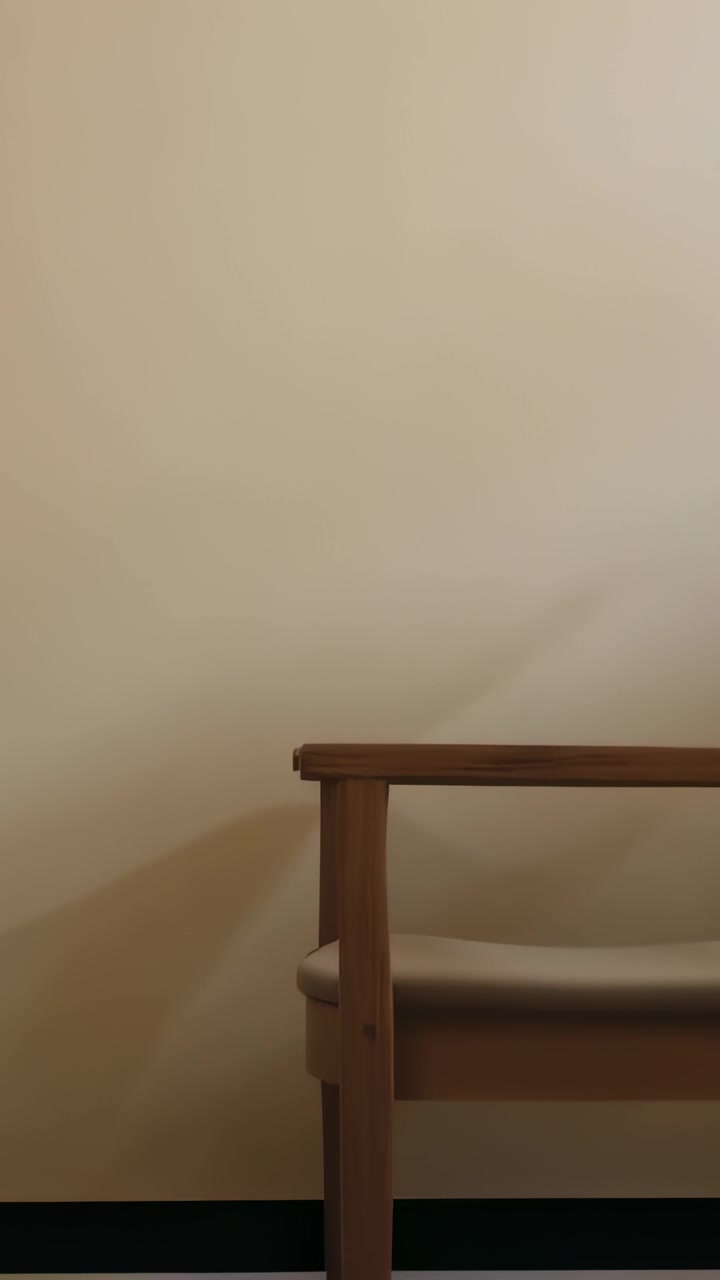 Vertikal video: Panorerende kamera viser høyre stol i et enkelt rom med svart gulvlist og ledig plass for tekst.
