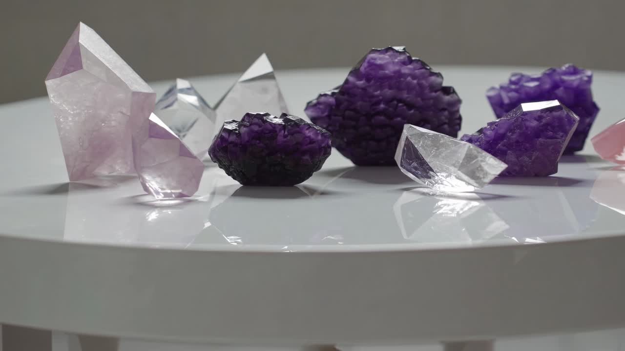 테이블에 있는 아름다운 크리스탈 컬렉션