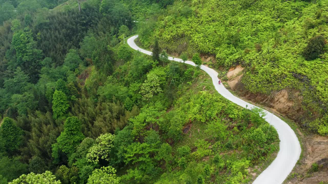 단독 모터사이클 라이더 가  ⁇ 은 산악 도로 를 따라 이동, 공중