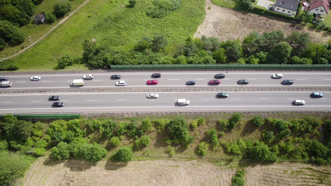 폴란드 그디니아의 고속도로를 달리는 차량들