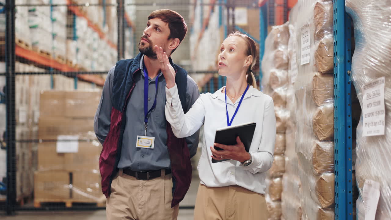 trabajadores del almacén discutiendo el inventario