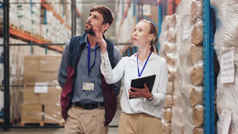 trabajadores del almacén discutiendo el inventario