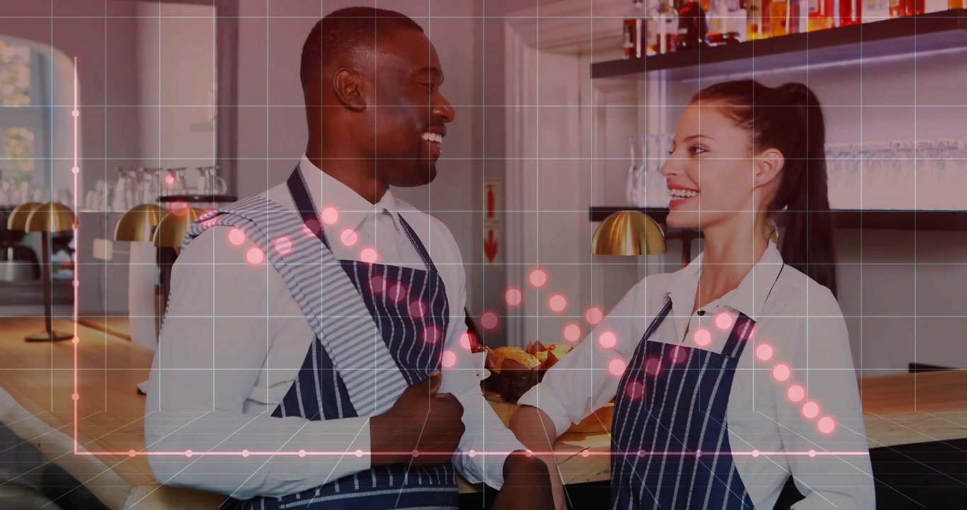Dva zaměstnanci restaurace přerušují obsluhu a usmívají se, růžová vlnová forma roste přes mřížku, zatímco se dvojice naklání.