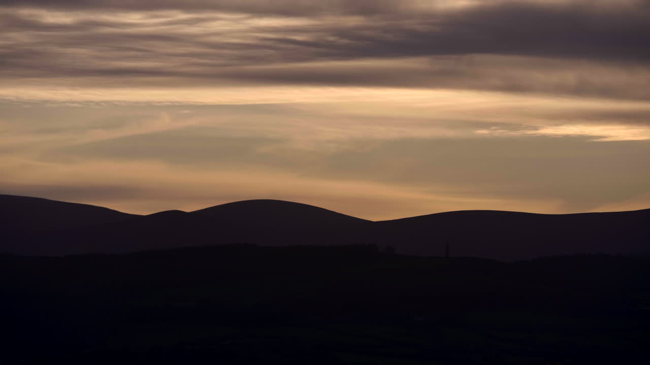 hermosa vista de la puesta de sol detrás de las colinas de irlanda del sur -wide