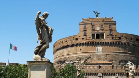 Angel-Statue-on-Ponte-Sant'Angelo-and-Castel-Sant'Angelo,-Rome,-Italy