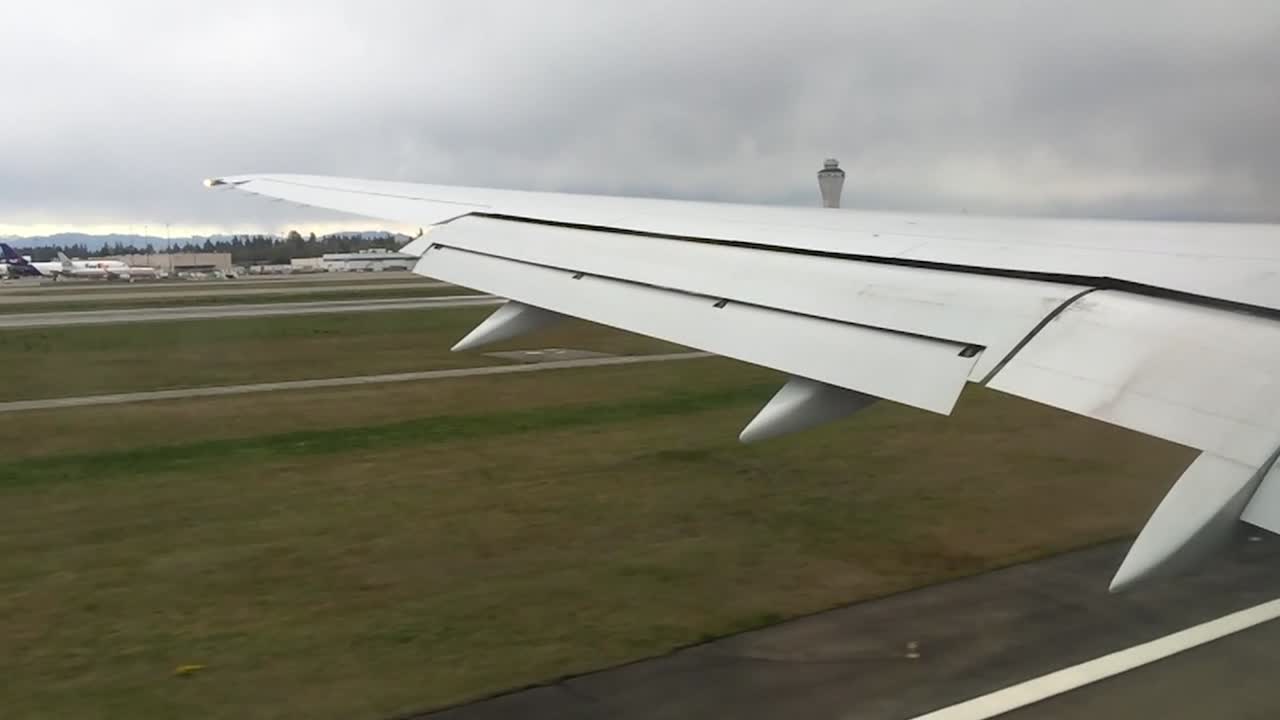 비행기가 활주로에서 택시를 하고 있다