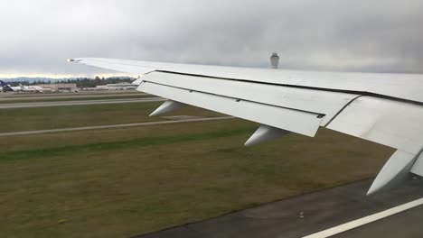 avión rodando en la pista de aterrizaje