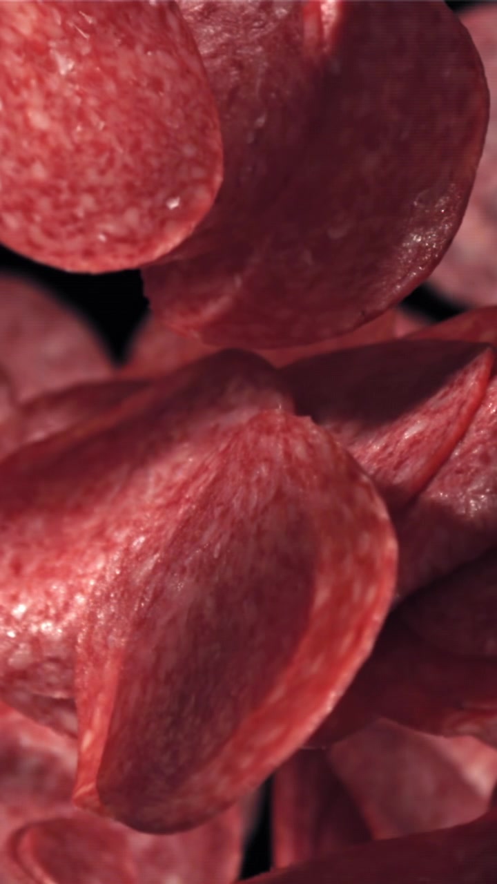 Fette appetitose di salumi che entrano a fuoco nitido