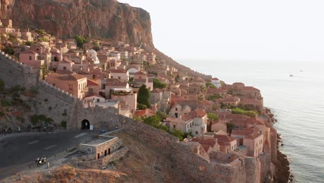 entrada de la muralla de la fortaleza en un citdael en un acantilado junto al mar, grecia