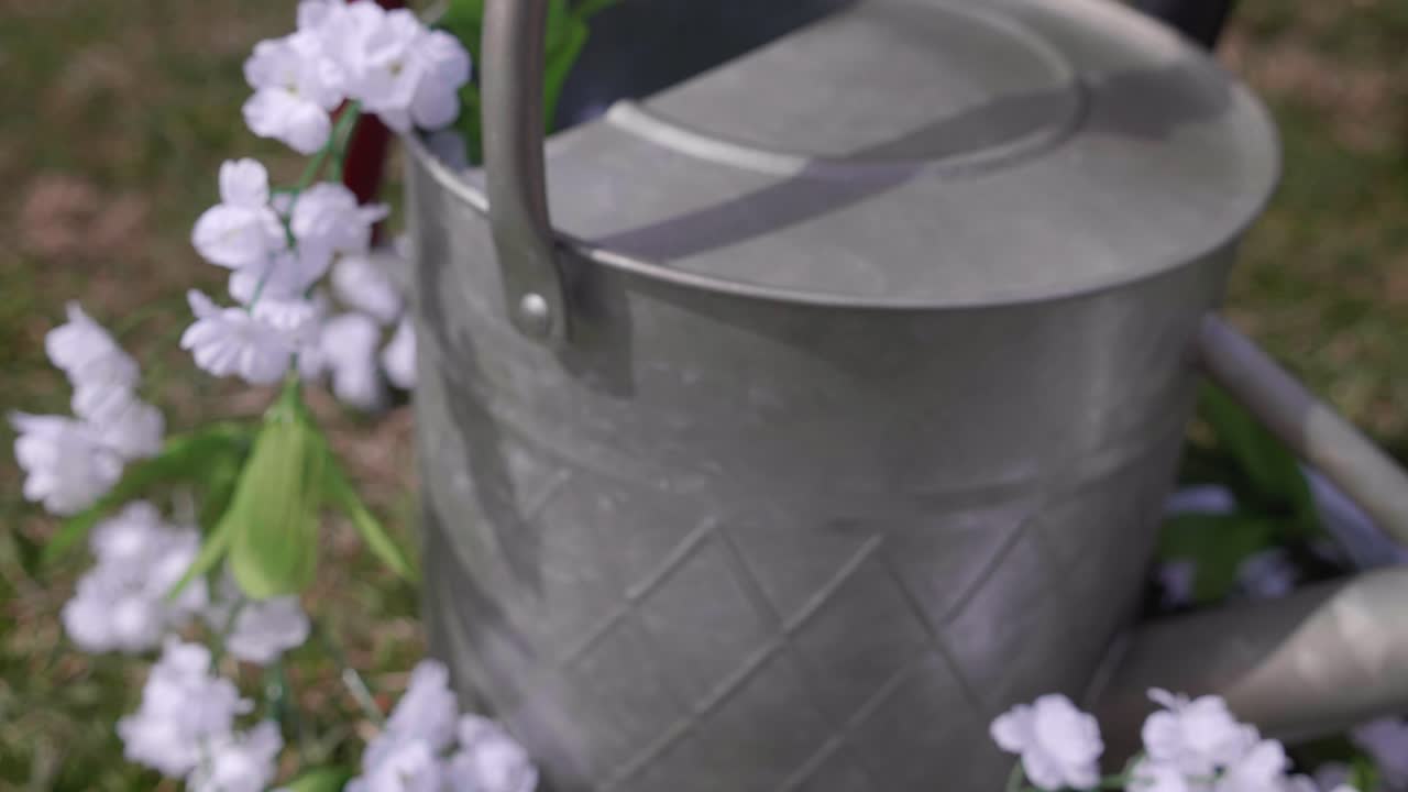 Annaffiatoio in metallo zincato adornato con fiori