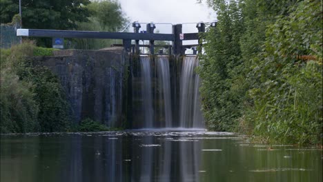 Lapso-De-Tiempo-De-La-Antigua-Compuerta-De-Agua-En-El-Canal-De-Dublín,-Irlanda-En-Un-Día-Soleado