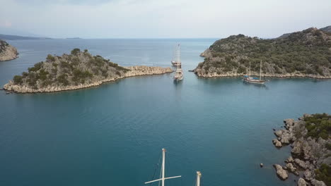 Tourismusschiffe-Ankern-In-Der-Geschützten-Mittelmeerbucht-Im-Süden-Der-Türkei