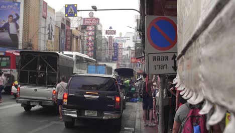 concurrida calle chinatown en bangkok