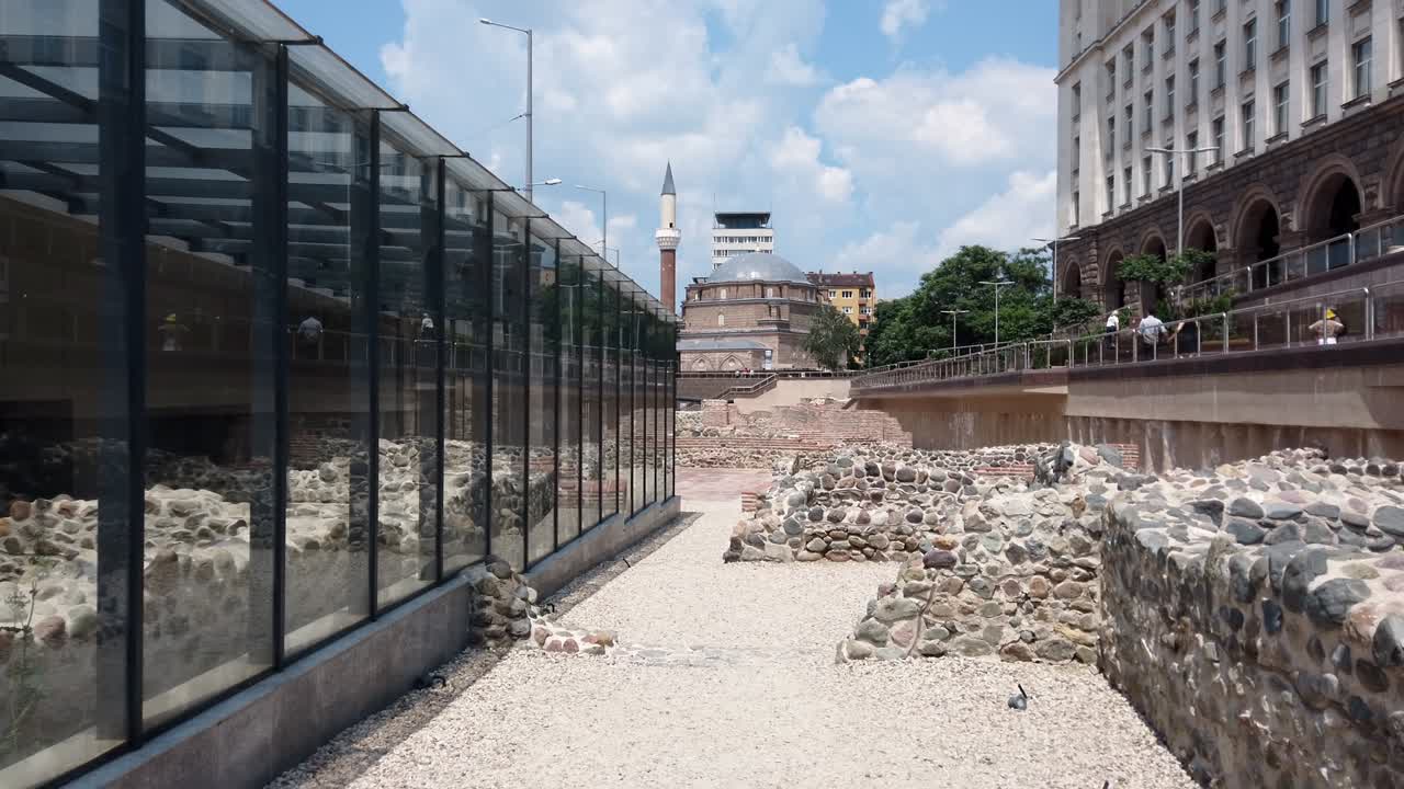 vista panorámica del sitio arqueológico romano cerca de la salida de la estación de metro de serdica en sofía
