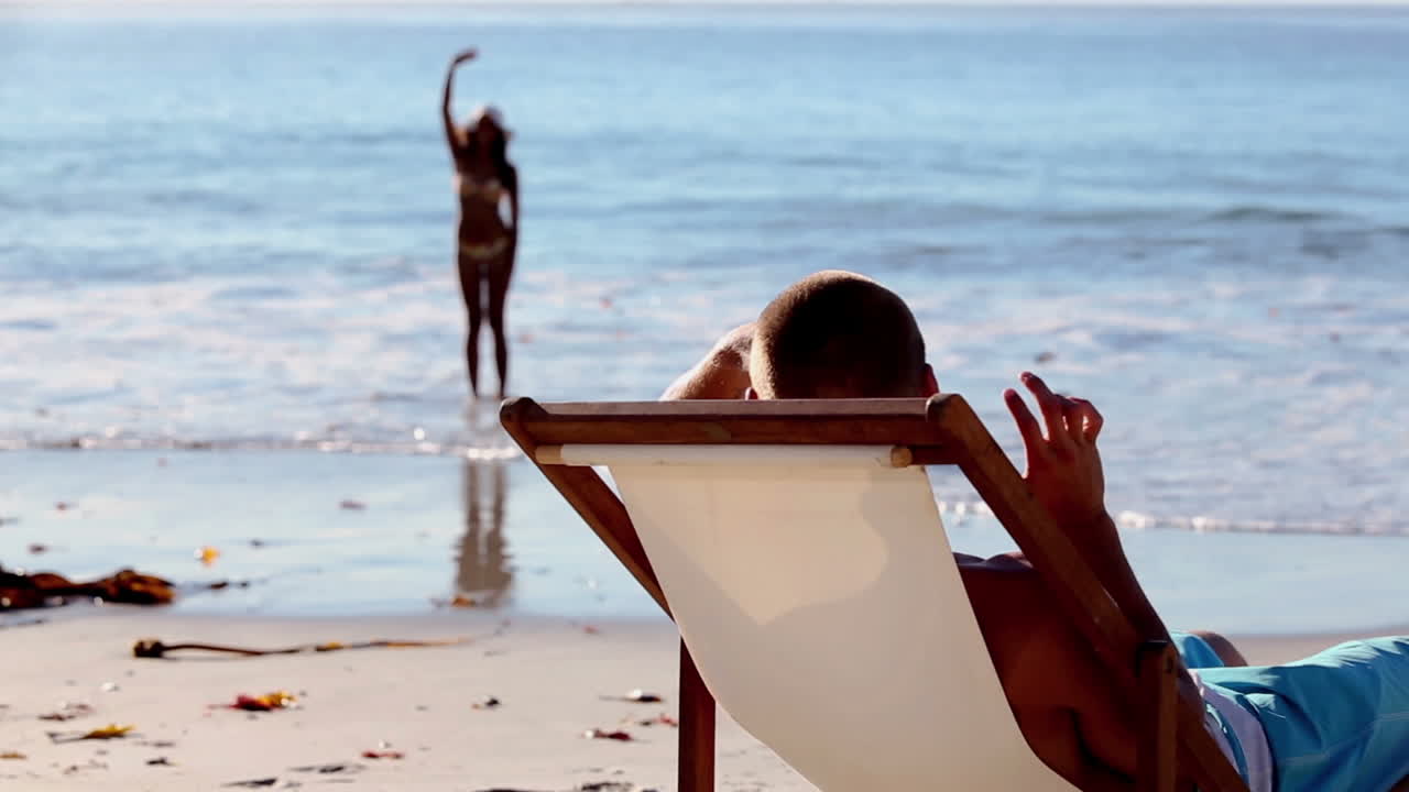 una mujer saludando a su novio.