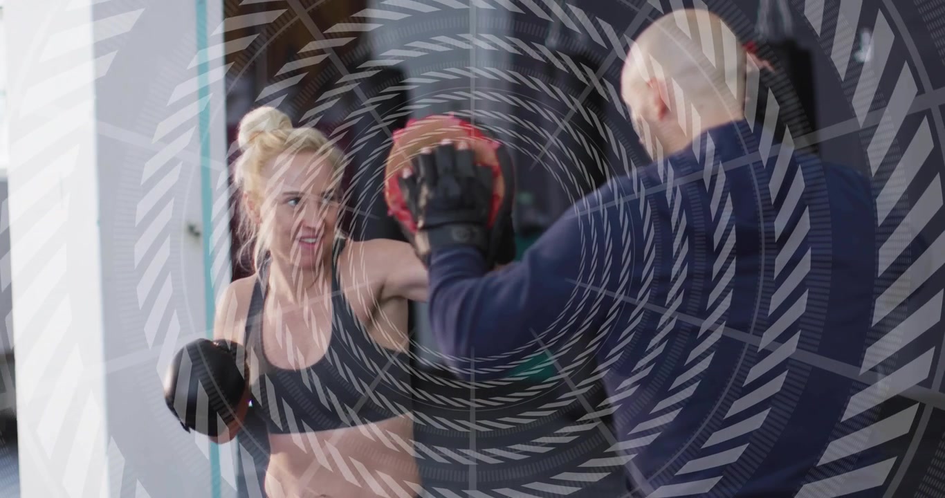 Donna che pratica boxe con un allenatore in palestra
